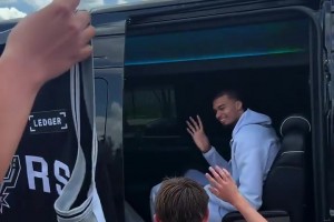 “西决之后文班亚马现身人气爆棚～大批球迷等候MVP”
