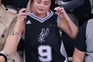 青春啊马刺女球迷赛琳娜扯球衣的动作太帅了 ...